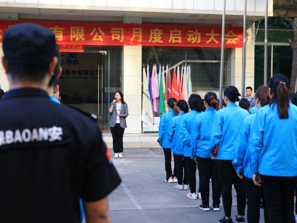 黃總做愛心勉勵振奮人心