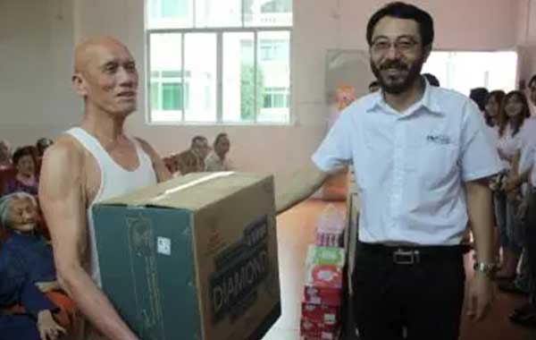 破案了：老奶奶致電媒體尋找的好心人，在達(dá)森燈光