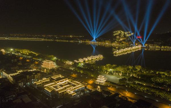 一江兩岸三山屹，美哉潮州廣濟橋