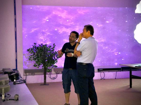 許法卿董事長(zhǎng)介紹達(dá)森燈光展廳飄影燈、防水微型投影機(jī)